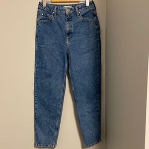 GUESS mom jeans medium blue, size 28